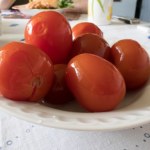 Tak szybko obierzesz pomidory ze skórki. Nie potrzebujesz wrzątku