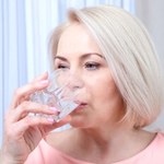 Tak szybko uzupełnisz elektrolity. Seniorzy powinni pić w czasie upałów