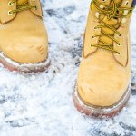 Tak szybko wyczyścisz buty z soli. Nie potrzebujesz drogich środków 