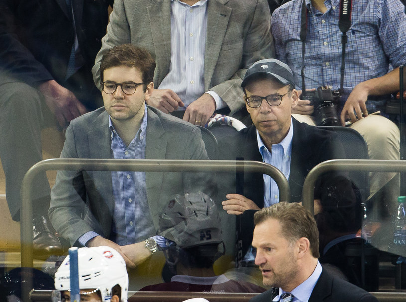 Tak teraz prezentuje się Rick Moranis /TM/NHL /Getty Images