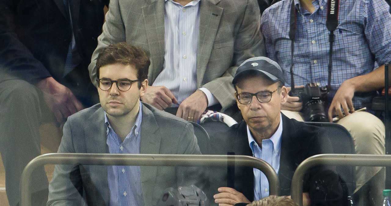 Tak teraz prezentuje się Rick Moranis /TM/NHL /Getty Images