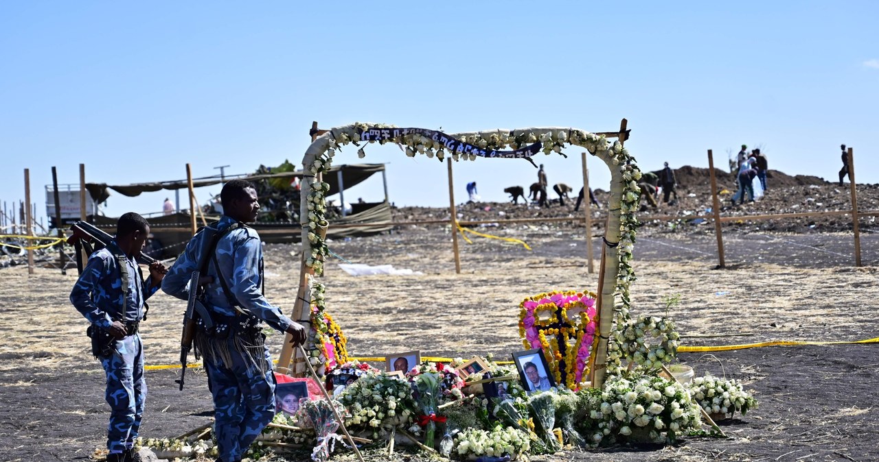 Tak upamiętniono ofiary katastrofy  niedaleko miejsca katastrofy /AFP