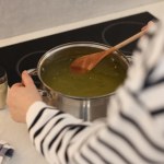 Tak uratujesz przesolony rosół. Wcale nie musisz dolewać do niego wody