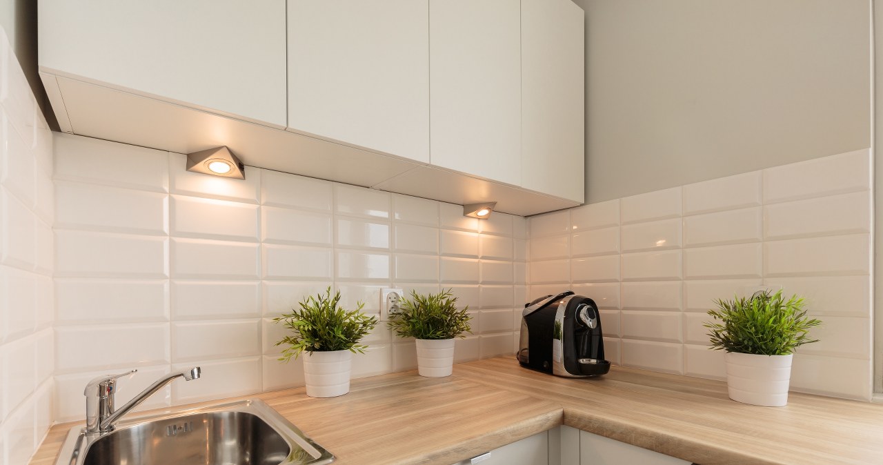 ​Tak ustaw lodówkę, zlew i kuchenkę w kuchni. Projektanci od lat trzymają się tej zasady /123RF/PICSEL