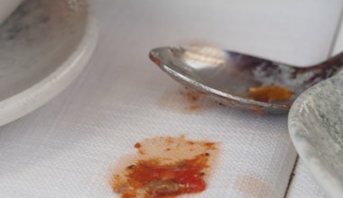 Tak usuniesz najtrudniejsze plamy z obrusu. Na drugi dzień świąt znów będzie śnieżnobiały