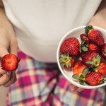 Tak usuniesz plamy po truskawkach. Nie ma prostszego i tańszego sposobu