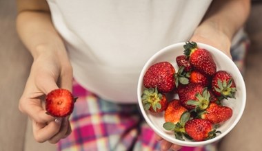 Tak usuniesz plamy po truskawkach. Nie ma prostszego i tańszego sposobu