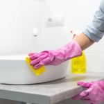 Tak usuniesz pleśń z łazienki. Bez chemii i szorowania