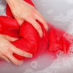 Tak usuniesz z ubrań tłuste ślady po kremie do opalania. Będą wyglądały, jak nowe