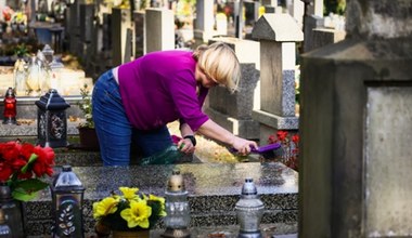 Tak usuniesz zielony nalot z nagrobka. Wystarczą 2 składniki, które masz w domu 