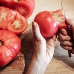 Tak w mig obierzesz pomidora ze skórki. Wystarczą dwa nacięcia i po problemie