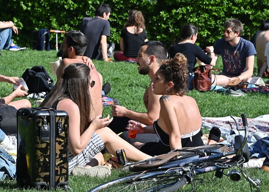 Tak w ten weekend wyglądały place w Turynie /ALESSANDRO DI MARCO  /PAP/EPA