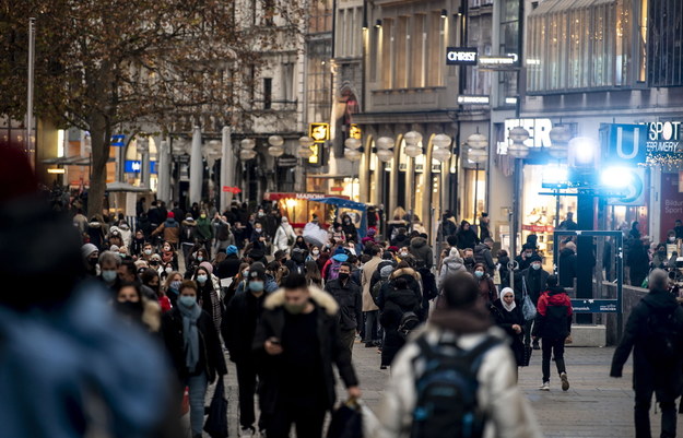 Tak wczoraj, na dzień przed zamknięciem większości sklepów, wyglądały ulice w Monachium /LUKAS BARTH-TUTTAS /PAP/EPA
