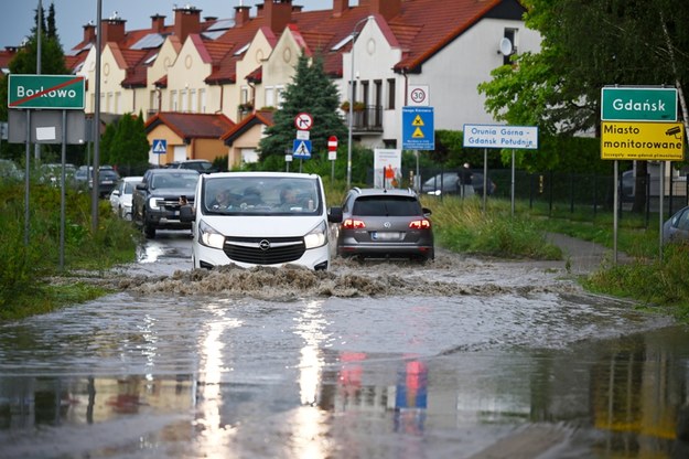 Tak wczoraj wyglądał Gdańsk po przejściu burzy /Marcin Gadomski /PAP