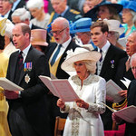 ​Tak witają się książę Karol i Camilla z Williamem i Kate. Nagranie mówi wszystko