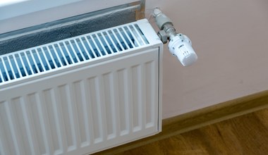 Tak wyczyścisz kaloryfer bez wysiłku. Wystarczą 2 minuty i przedmiot z łazienki
