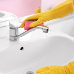 Tak wyczyścisz na błysk armaturę z kamienia. Wystarczy, że dosypiesz to do octu