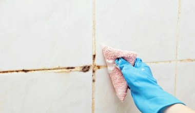 Tak wyczyścisz nawet najbardziej zabrudzone fugi. Wystarczy domowa pasta za grosze
