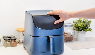 Tak wyczyścisz nawet najbardziej zapuszczonego airfryera. 10 minut i bez szorowania