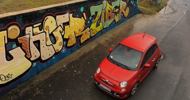 Tak wygląda bazowe wydanie 595 Turismo. Na życzenie Abarth dostępny jest z dwukolorowym nadwoziem, naklejkami na dach i maskę oraz szarymi obudowami lusterek. /Motor