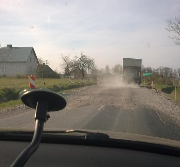 Tak wygląda droga w Komarnie &nbsp; /Paweł Demianiuk, słuchacz RMF FM /RMF FM