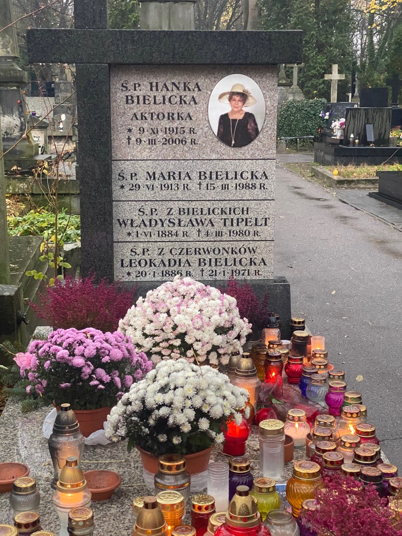 Tak wygląda grób Hanki Bielickiej 2 listopada 2021 /pomponik.pl /pomponik.pl