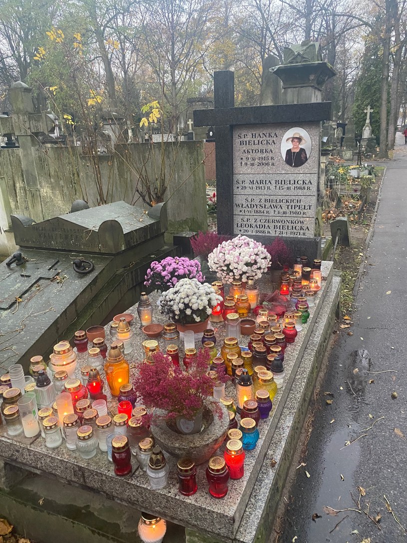 Tak wygląda grób Hanny Bielickiej 2 listopada 2021 /pomponik.pl /pomponik.pl