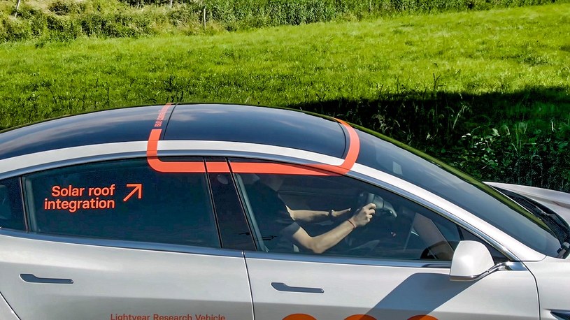 Tak wygląda Model 3 od Tesli z wydajnym solarnym dachem od Lightyear [FILM] /Geekweek