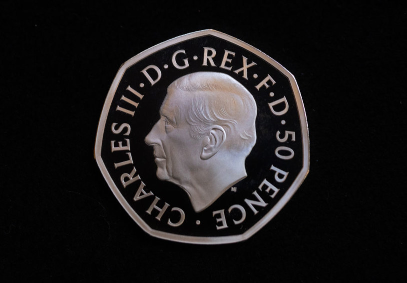 Tak wygląda moneta z wizerunkiem Karola III /Chris Ratcliffe/Bloomberg via Getty Images /Getty Images