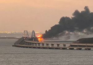 Tak wygląda most Krymski po eksplozji. Spowiła go chmura dymu