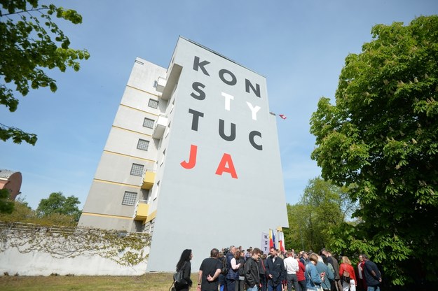 Tak wygląda mural, który namalowano na elewacji bloku w Warszawie / 	Marcin Obara  /PAP/EPA