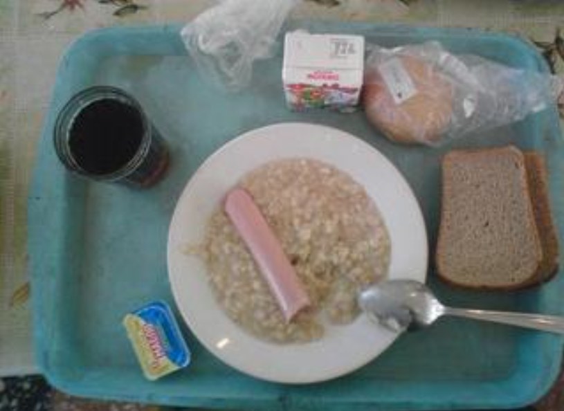 Tak wygląda najczęściej posiłek rosyjskiego żołnierza w koszarach. Na wojnie jest znacznie gorzej! /YouTube