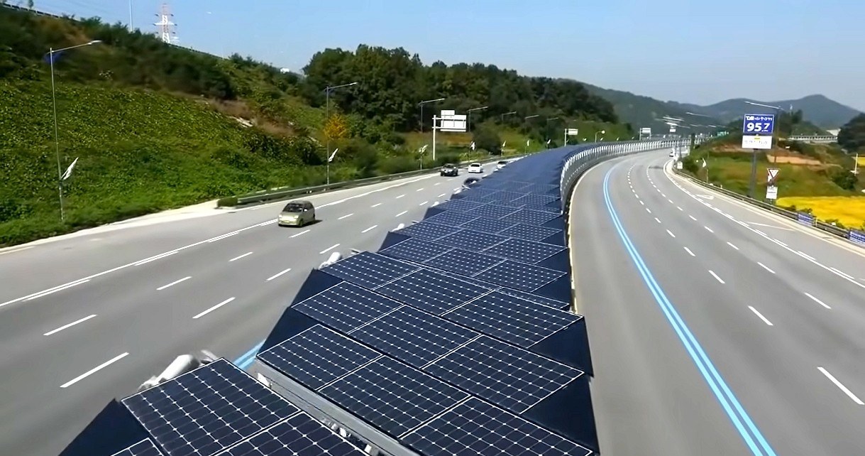 Tak wygląda pierwsza solarna ścieżka rowerowa pośrodku autostrady [WIDEO] /Geekweek