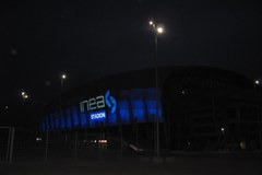 Tak wygląda podświetlony na turkusowo stadion w Poznaniu.