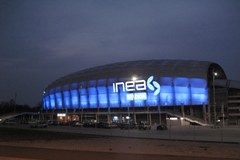 Tak wygląda podświetlony na turkusowo stadion w Poznaniu.
