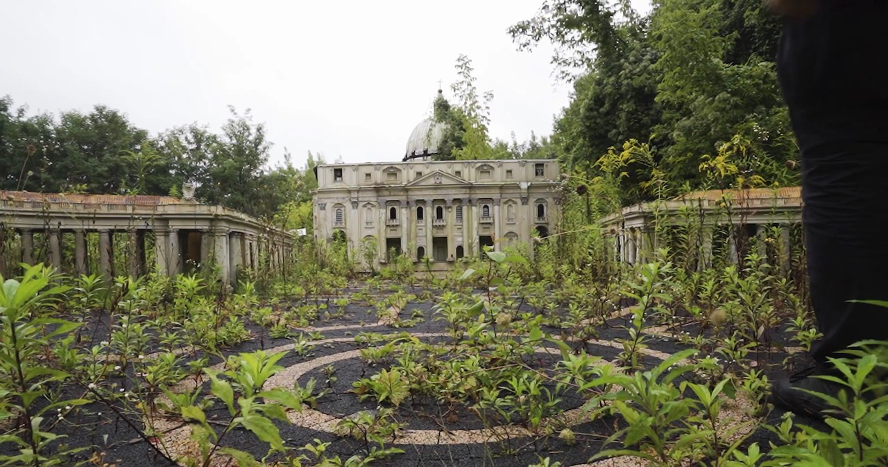 Tak wygląda postapokaliptyczna wersja placu Świętego Piotra /Zrzut ekranu/YouTube/Żądny Przygód/ OLBRZYMI PAPIEŻ W PARKU MINIATUR - URBEX /YouTube