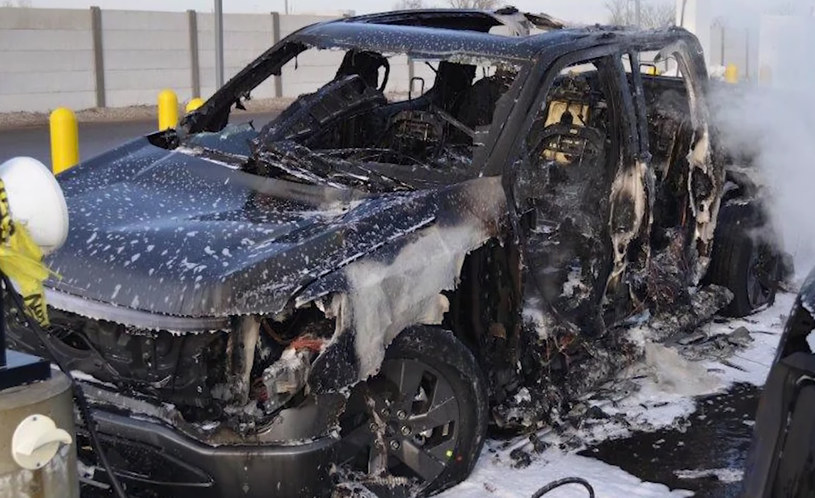 Tak wygląda pożar samochodu elektrycznego Fot. CNBC Television @YouTube /