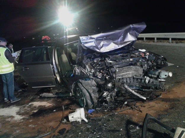 Tak wygląda przód Volvo XC70 po wypadku w Mszczonowie /Policja