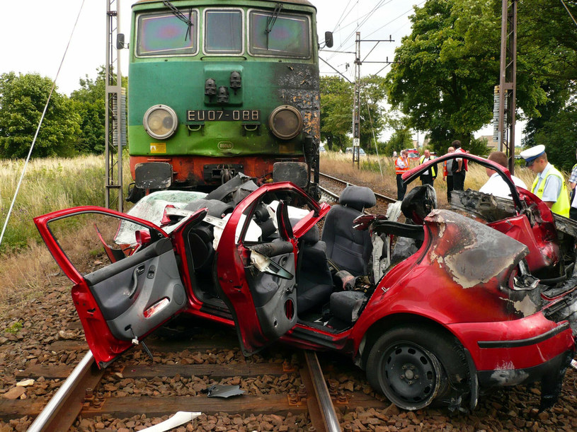Tak wygląda samochód po zderzeniu z pociągiem /STAFAN KROLIKOWSKI /East News
