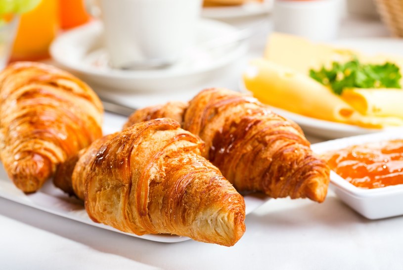 Tak wygląda śniadanie w wielu krajach, ale my odradzamy croissanty /123RF/PICSEL