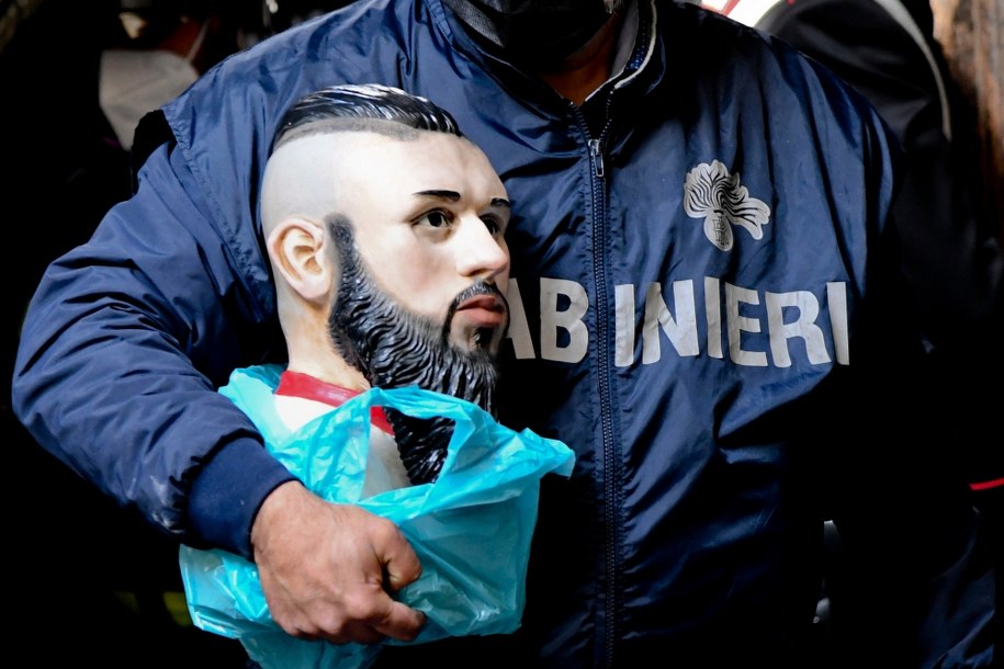 Tak wygląda urna z prochami młodego przestępcy /CIRO FUSCO /PAP/EPA