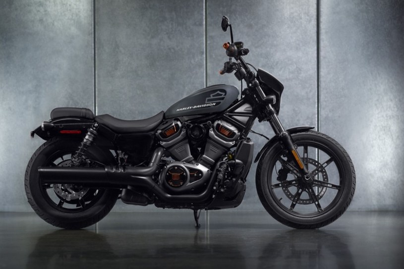Tak wygląda w pełnej okazałości Harley-Davidson Nightster 2022. Oczywiście firma z Milwaukee przygotowała sporą listę akcesoriów dla najmniejszego Sportstera /Informacja prasowa