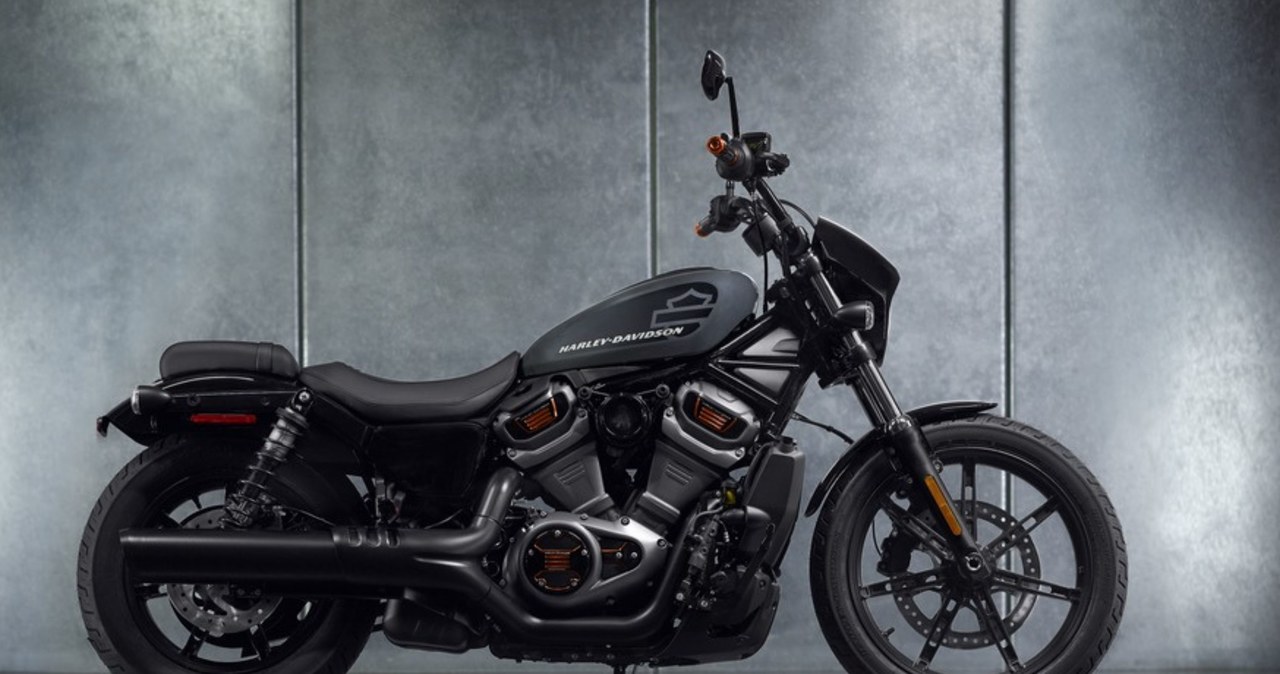 Tak wygląda w pełnej okazałości Harley-Davidson Nightster 2022. Oczywiście firma z Milwaukee przygotowała sporą listę akcesoriów dla najmniejszego Sportstera /Informacja prasowa