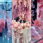 Tak wygląda wesele Karoliny Pisarek: bajkowy róż, kwiaty, pióra i luksus!