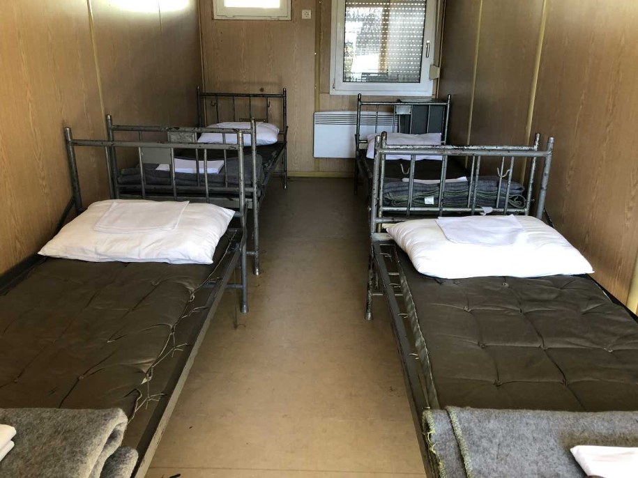 Tak wygląda wnętrze jednego z kontenerów, w których mieszkają żołnierze przygotowujący się do misji zagranicznej /Michał Dobrołowicz /RMF FM