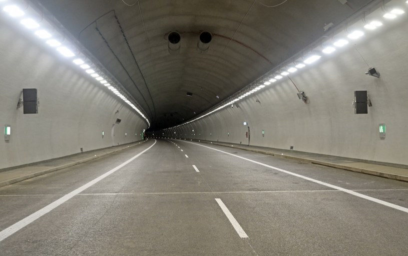 Tak wygląda wnętrze tunelu na Zakopiance /Marek Lasyk  /Reporter