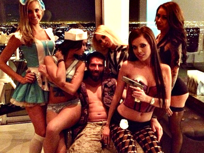 Tak wygląda wolny wieczór Dana Bilzeriana - gorące dziewczyny, broń i alkohol /@danbilzerian Instagram /materiały prasowe