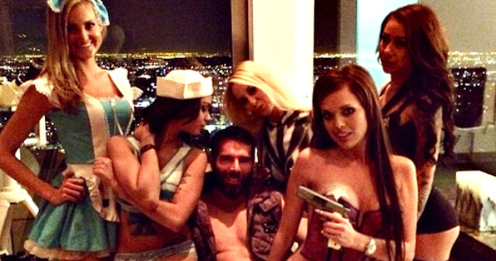 Tak wygląda wolny wieczór Dana Bilzeriana - gorące dziewczyny, broń i alkohol /@danbilzerian Instagram /materiały prasowe