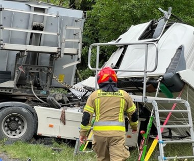 Tak wygląda wystrzał opony w ciężarówce. Kierowca został zakleszczony w kabinie 