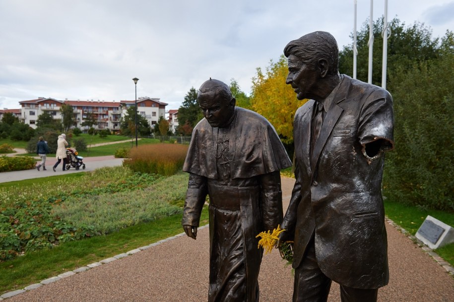 Tak wygląda zdewastowany pomnik /Adam Warżawa /PAP